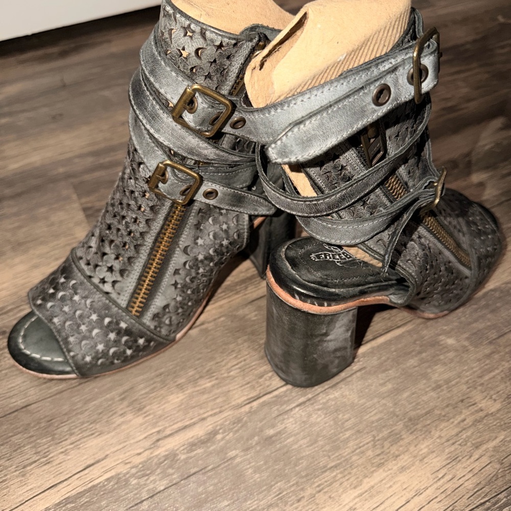 Freebird Teresa - Black Star-Cutout Heeled Sandals - Picture 11 of 13